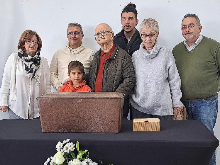 Mario, junto a su familia, con los restos de su hermana Eloísa Martín Cantal. 