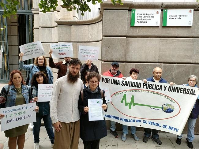 Integrantes de las Mareas Blancas ante la Fiscalía de Granada. 