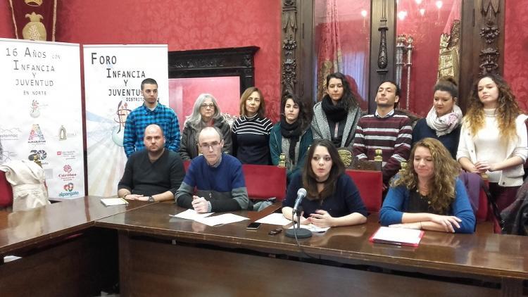 Jemi Sánchez, en una imagen de archivo, con los integrantes del Foro de la Infancia y la Juventud de la Zona Norte.