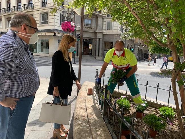 La concejal Eva Martín inspecciona las plantaciones.