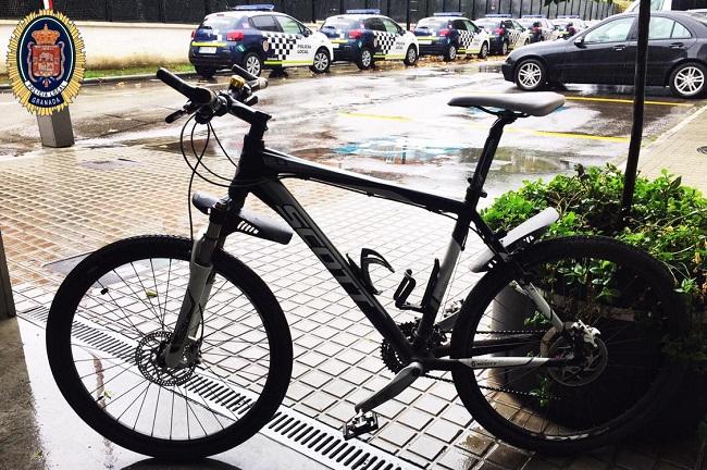 Una unidad policial localizó la bicicleta en el entorno de Fuentenueva.