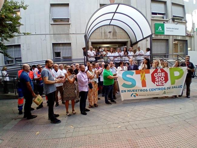 Concentración para rechazar las agresiones ocurridas a final de agosto en el centro de salud Gran Capitán.