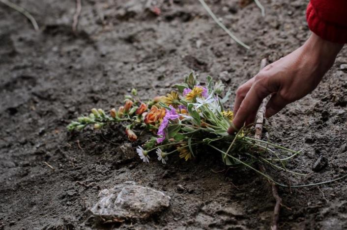 Flores sobre las fosas excavadas.