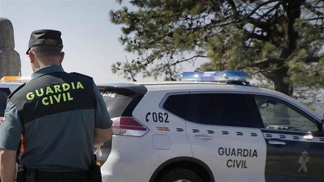 La Guardia Civil vio al hombre intentando apagar el fuego con una manguera. 