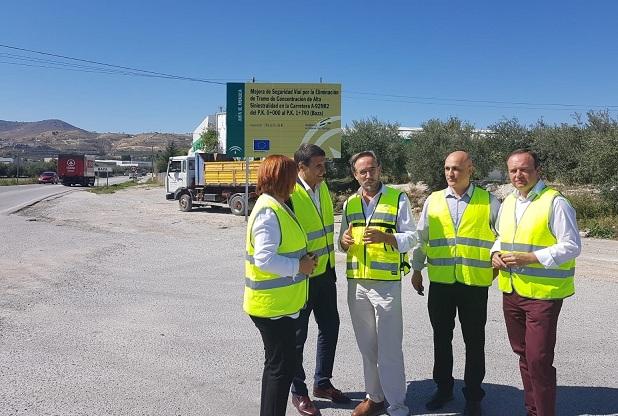 Responsables de la Junta y del municipio, junto al cartel de las obras. 