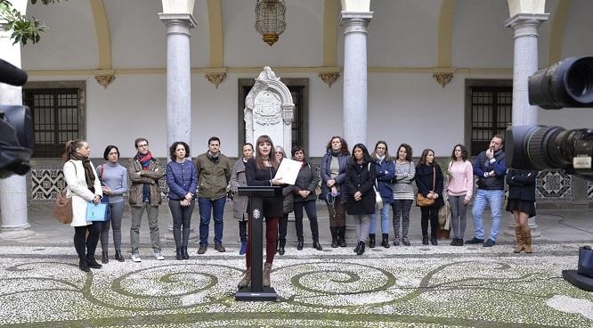 Jemi Sánchez presenta el plan junto a representantes de colectivos sociales.