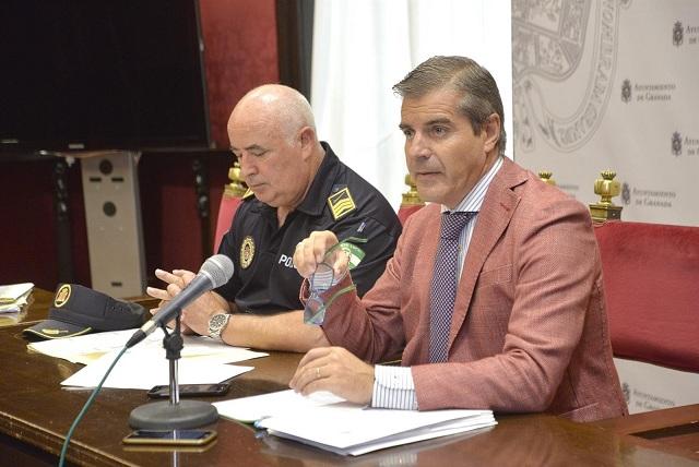 El concejal César Díaz y el jefe policial, Manuel Avilés.