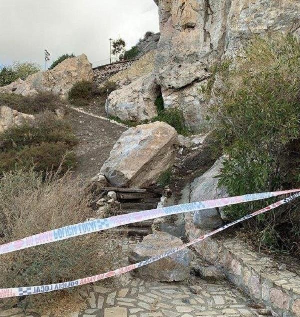 Una roca, desprendida y caída en el camino del Castillo. 