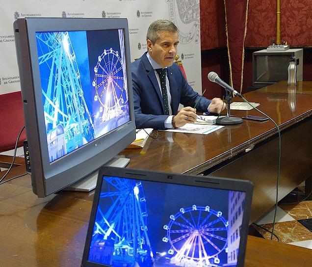 El concejal César Díaz, junto a una imagen de la noria. 