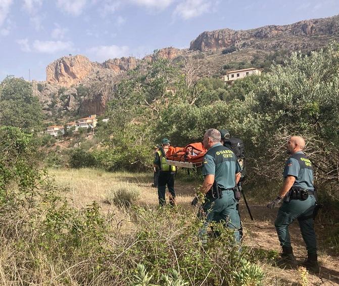 Agentes de la Guardia Civil trasladan al anciano tras ser encontrado. 