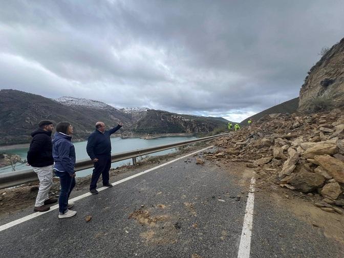 Carretera cortada por el desprendimiento, con el embalse de Canales a la izquierda. 