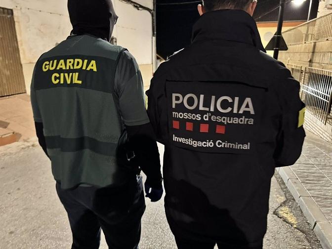 Agentes de la Guardia Civil y de los Mossos d'Esquadra.