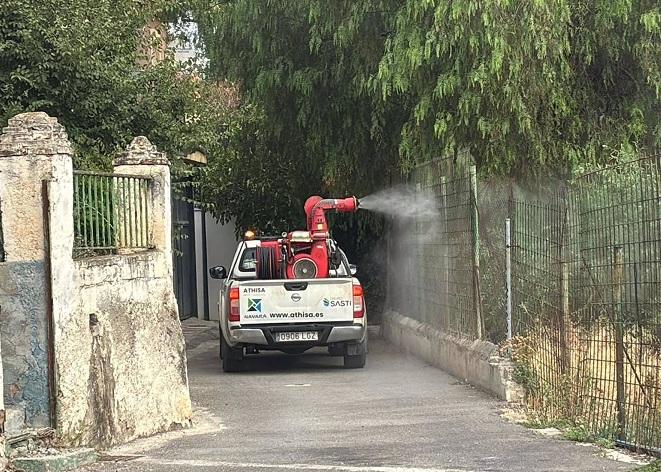 Labores de fumigación este sábado en Pinos Puente. 