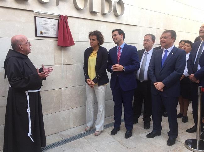 La ministra junto al alcalde, en la inauguración de las instalaciones.