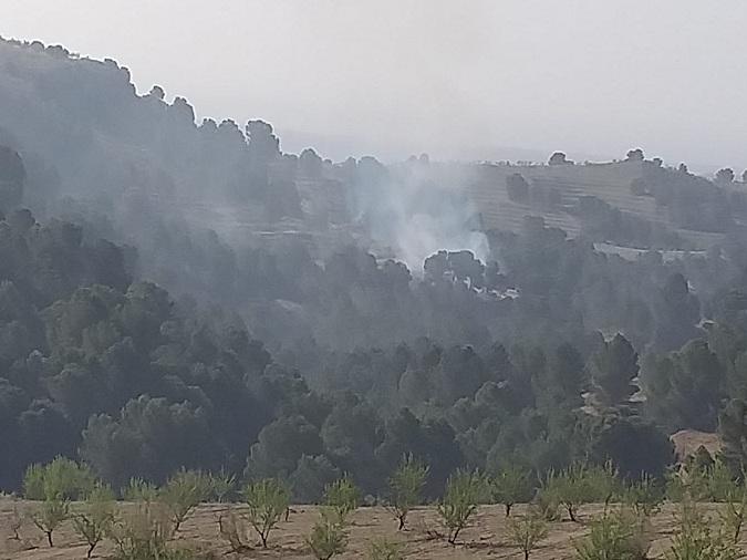 Humo del incendio tras declararse en la mañana de este lunes. 