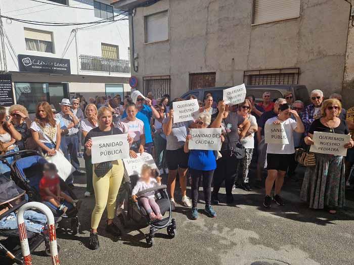 Detalle de la concentración, este viernes, a las puertas del centro de salud de Fuente Vaqueros.