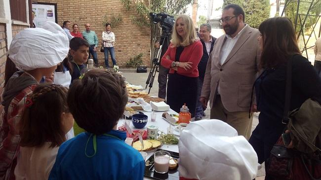 Las autoridades visitan en el inicio de las jornadas a los pequeños cocineros.