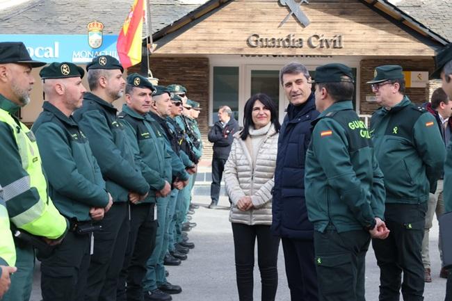 El delegado del Gobierno pasa revista a los agentes de la Guardia Civil.