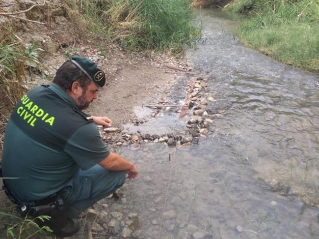 Un agente de la Guardia Civil en el río Genil, en la provincia de Granada. 