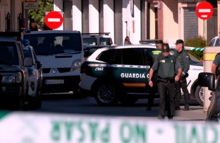 Guardias civiles en la zona acordonada en Huétor Tajar, próxima a la vivienda donde se ha registrado el trágico suceso. 