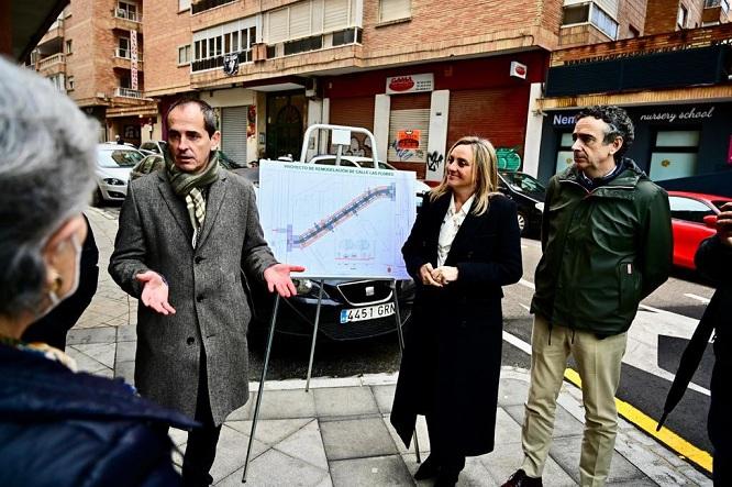 Carazo y su equipo visitan la calle para explicar cómo será su reforma. 