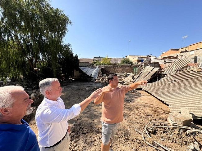 El vicepresidente de la Diputación (derecha) durante su visita a Gobernador.