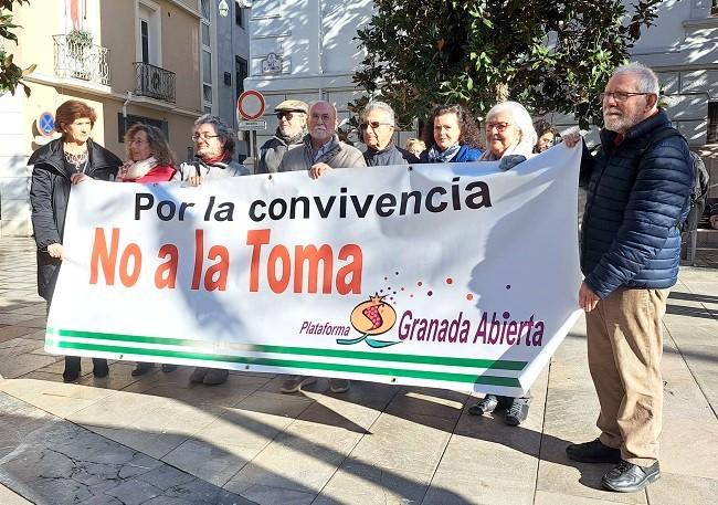 Integrantes de Granada Abierta, este lunes en la Plaza del Carmen.