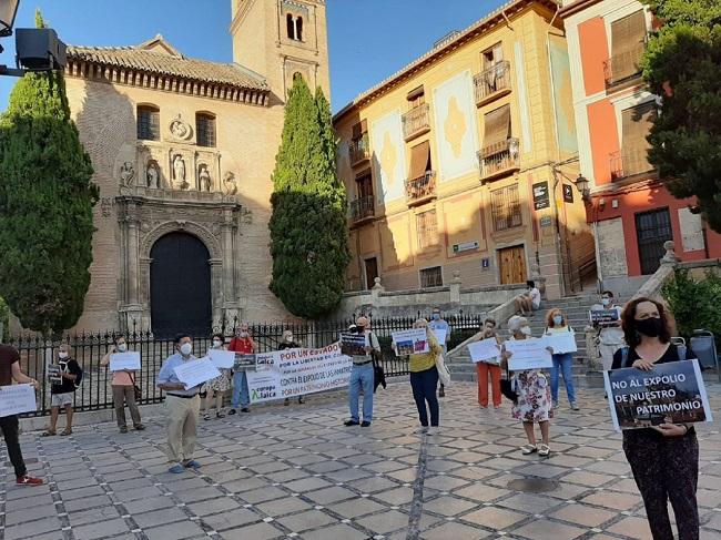 Concentración junto a la Iglesia de Santa Ana. 