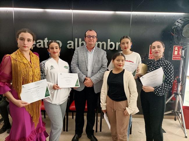 Alumnas con la profesora Silvia Lozano y el director del IES Américo Castro.