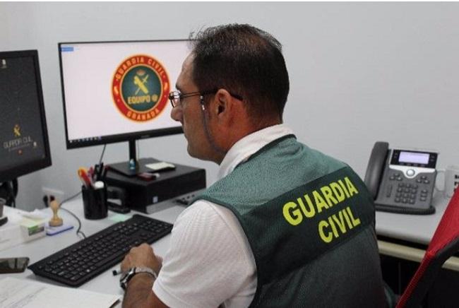 Un agente del 'Equipo @' de la Guardia Civil de Granada.