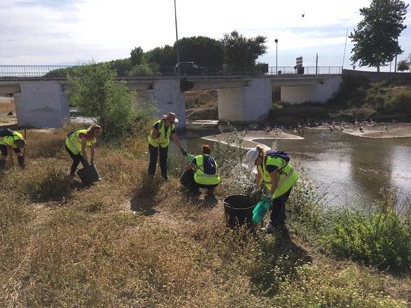 Los jóvenes pertenecen a la asociación 'El quinto pino'.