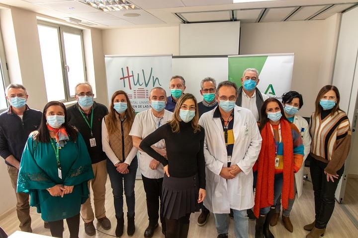 Recepción a miembros del grupo en el hospital granadino. 