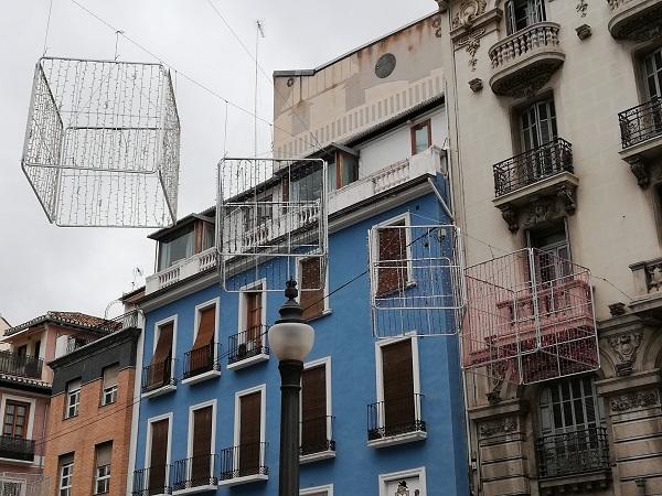 Luces navideñas instaladas ya en Reyes Católicos.