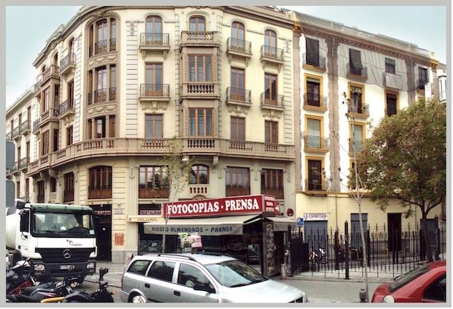 El kiosco Almendros, ya alquilado en sus últimos años de existencia (2008), con la esquina de Hacienda recién vallada. El Zeluán todavía existía como bar. 