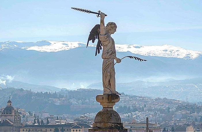 Imagen actual de la escultura que corona la torre Sur de la Catedral. 