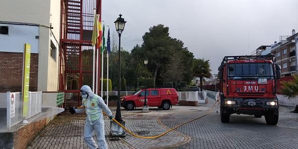 Tareas de desinfección de la UME en la residencia La Milagrosa.