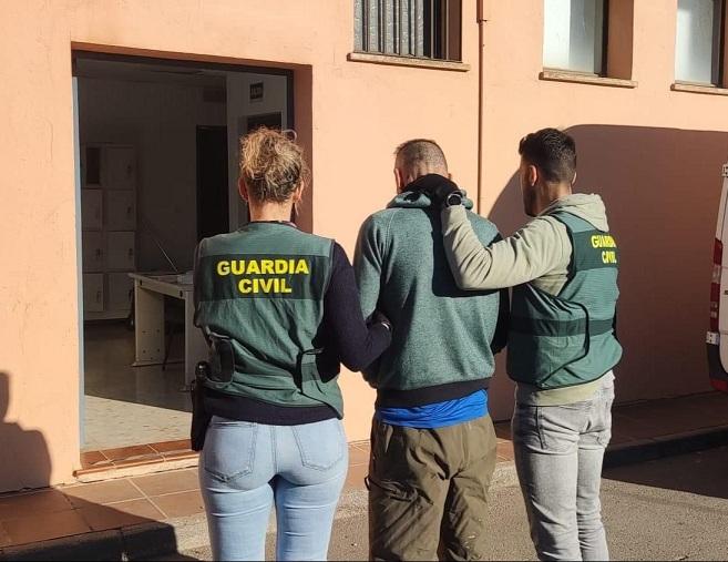 Agentes de la Guardia Civil conducen al detenido. 