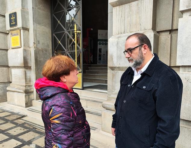 Paco Puentedura, frente a la sede de Correos. 