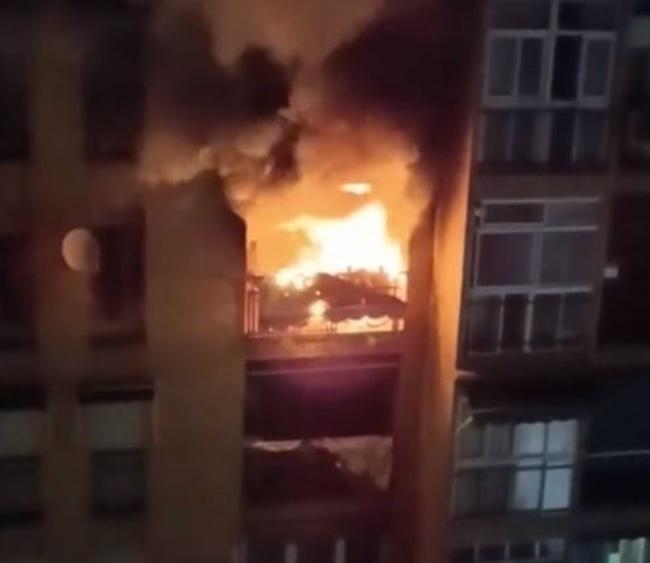  Imagen del incendio del piso de la Chana, en Granada, donde murió un niño de seis años en mayo de 2023. 