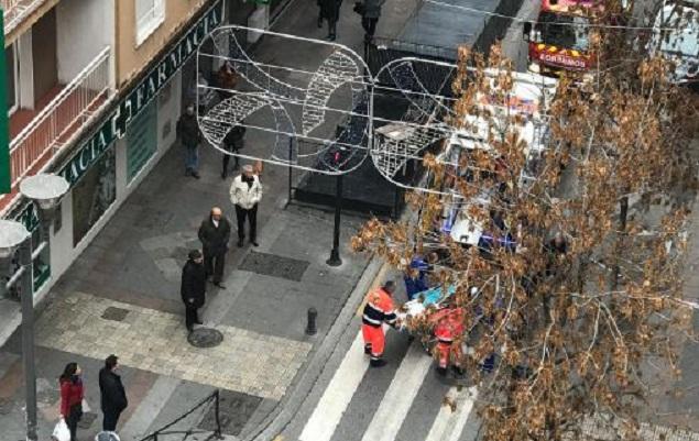 Traslado en ambulancia de una de las personas afectadas.