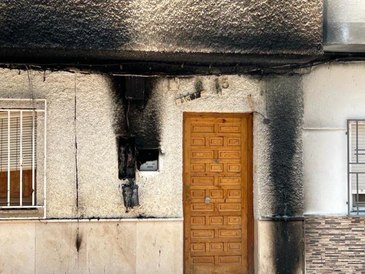 Fachada afectada por el incendio del contador. 