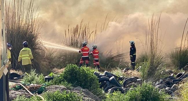 Bomberos durante los trabajos de extinción.