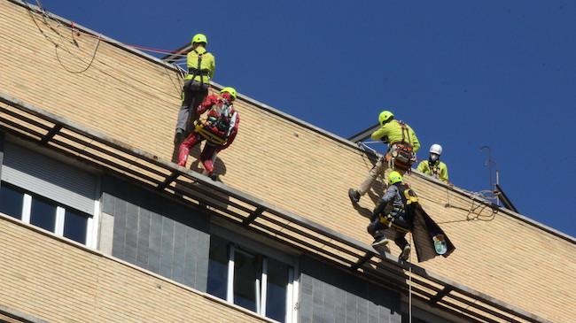 Inicio del descenso por la fachada del Materno