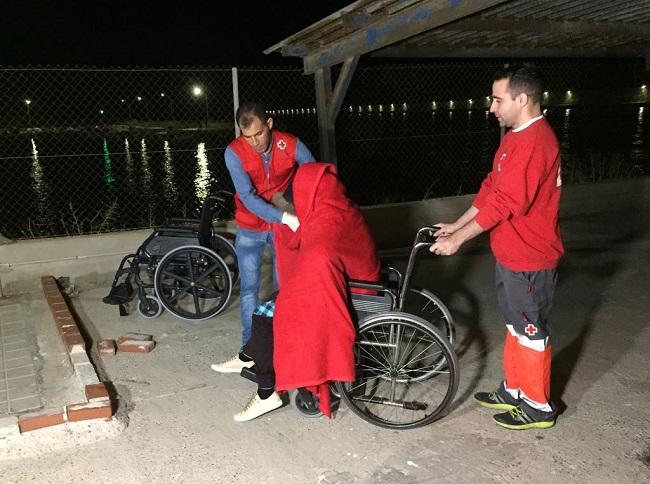 Voluntarios de Cruz Roja asistiendo a una de las personas rescatadas.