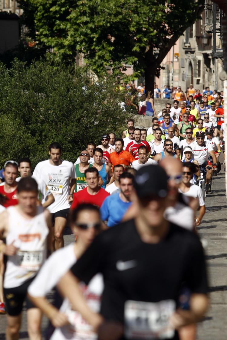 Participantes por el Paseo de los Tristes.