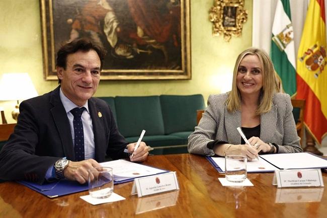 El alcalde de Jaén y la alcaldesa de Granada durante la firma del Protocolo. de Intenciones.