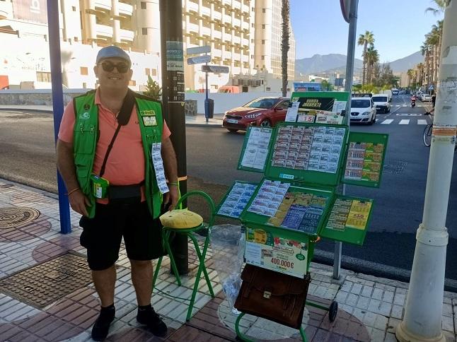 Juan Guerrero ha repartido el premio en su puesto del Paseo de San Cristóbal de Almuñécar. 