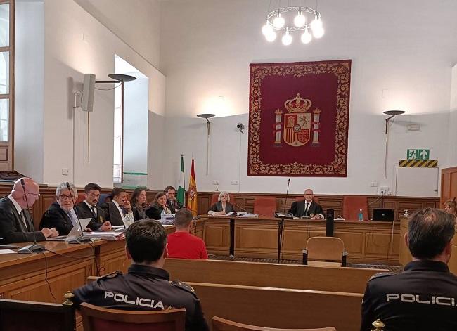 Primera sesión del juicio que se repite en la Audiencia de Granada contra el acusado de matar a una joven en el polígono de Juncaril, en Albolote. 