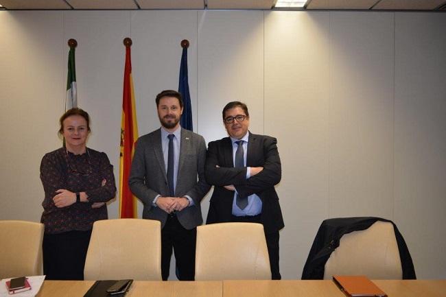 El delegado de Innovación de la Junta con la directora de Industria y Energía y el representante de Endesa.