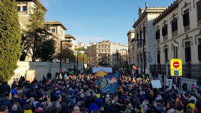 Imagen de la manifestación tras su salida de los Jardines del Triunfo. 